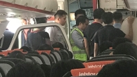 nghi van phi cong air china hut thuoc la lam may bay mat do cao