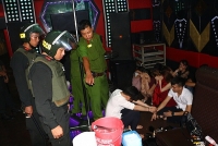 tuoi xe chieu can bo tinh uy bi bo quay doi tien nuoi con