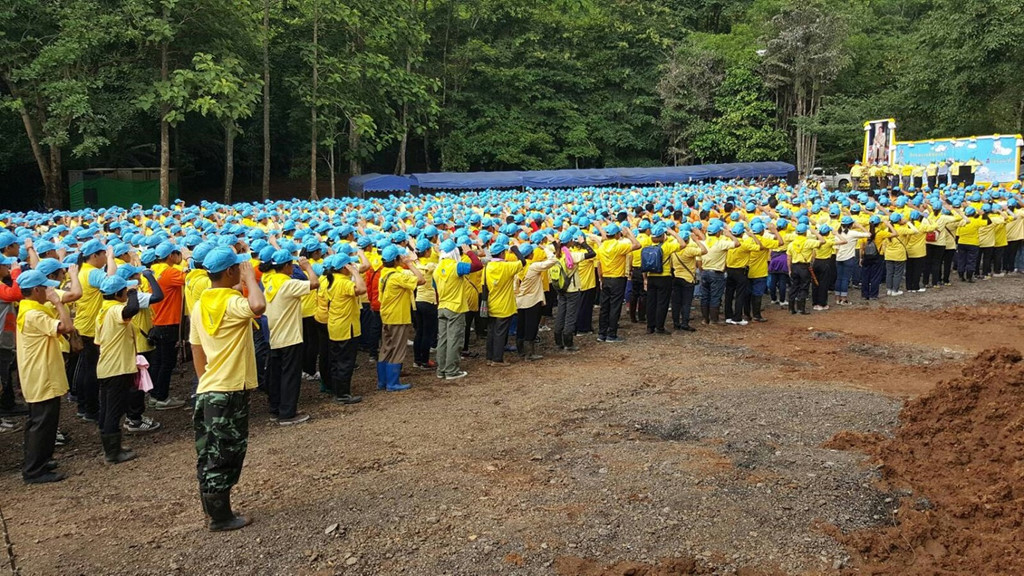 4000 tinh nguyen vien don dep tham luang sau cuoc giai cuu