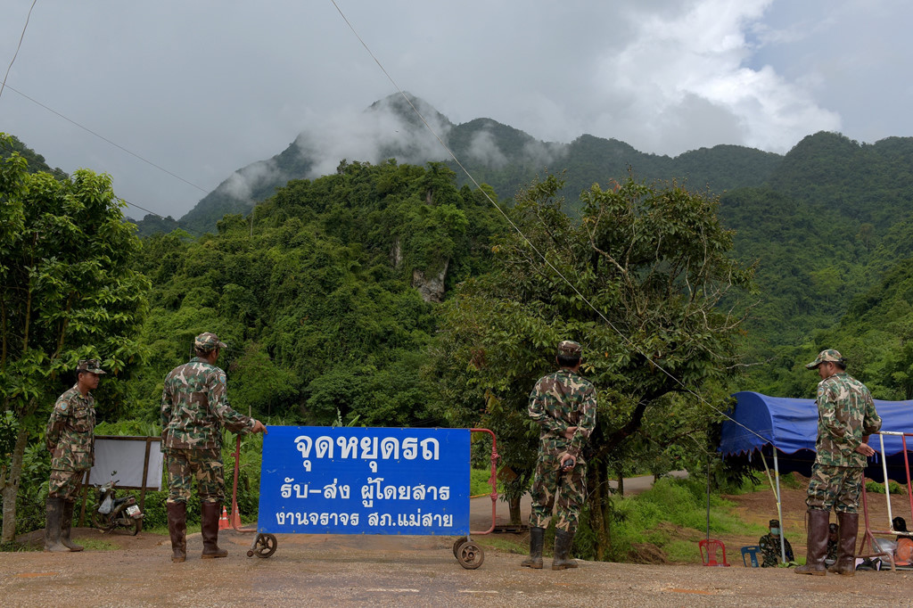 4000 tinh nguyen vien don dep tham luang sau cuoc giai cuu
