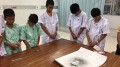 Cầu thủ nhí Thái Lan tưởng niệm thợ lặn hi sinh tại hang Tham Luang