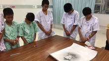 Cầu thủ nhí Thái Lan tưởng niệm thợ lặn hi sinh tại hang Tham Luang