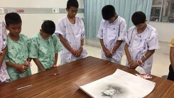 Cầu thủ nhí Thái Lan tưởng niệm thợ lặn hi sinh tại hang Tham Luang