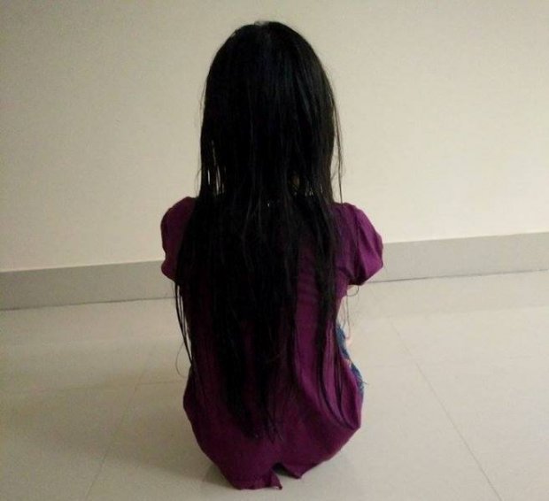 be gai 8 tuoi to 2 thieu nien cung xom hiep dam