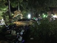 o to tong chet 2 nu sinh uoc mo vo vun duoi banh xe dien