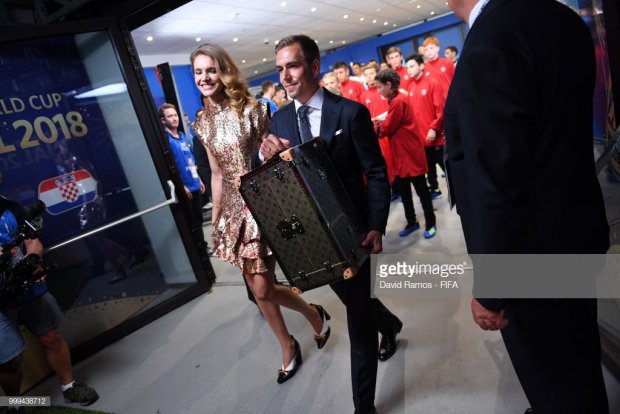 tiet lo ve chiec vali sang chanh cua nha mot louis vuitton dat cup vang world cup 2018