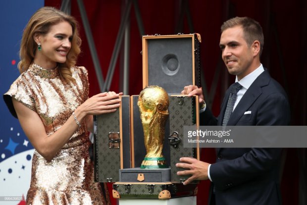 tiet lo ve chiec vali sang chanh cua nha mot louis vuitton dat cup vang world cup 2018