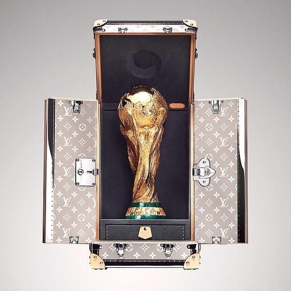 tiet lo ve chiec vali sang chanh cua nha mot louis vuitton dat cup vang world cup 2018