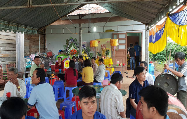 o to tong chet 2 nu sinh uoc mo vo vun duoi banh xe dien