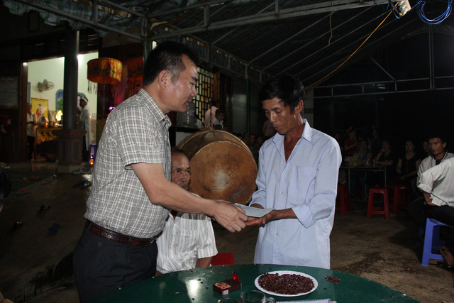 o to tong chet 2 nu sinh uoc mo vo vun duoi banh xe dien