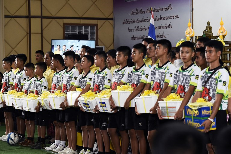cac cau thu nhi thai binh phuc than ky khoe khoan tren san bong