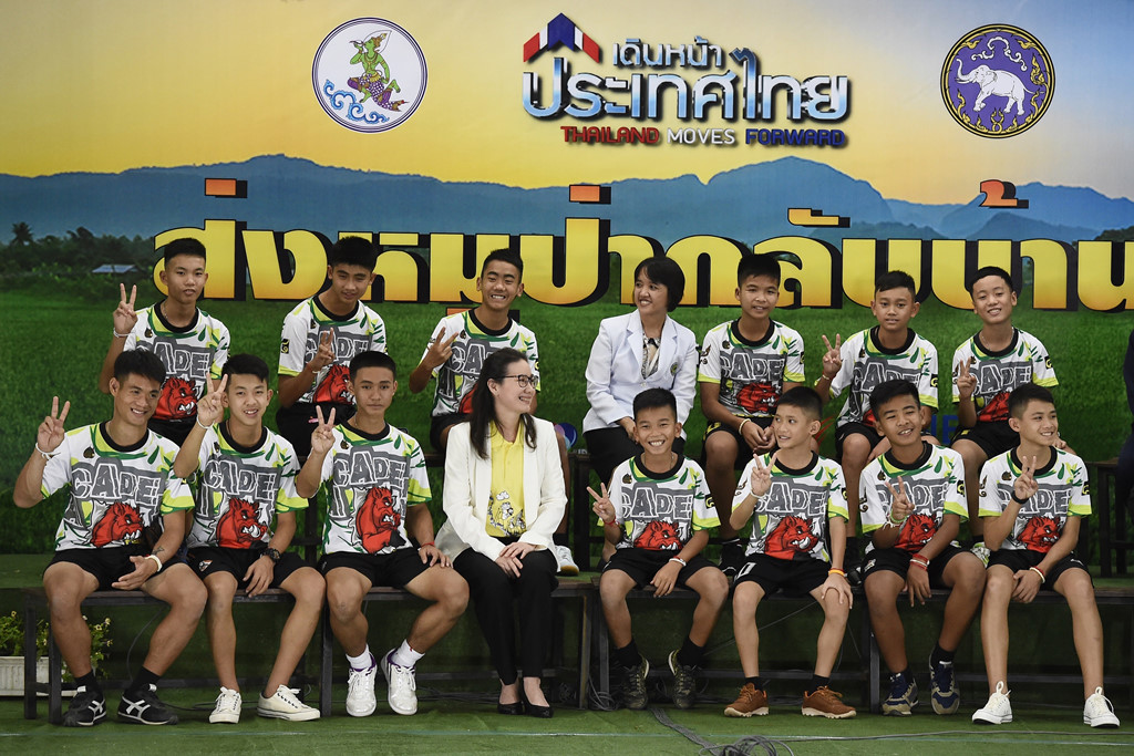 cac cau thu nhi thai binh phuc than ky khoe khoan tren san bong