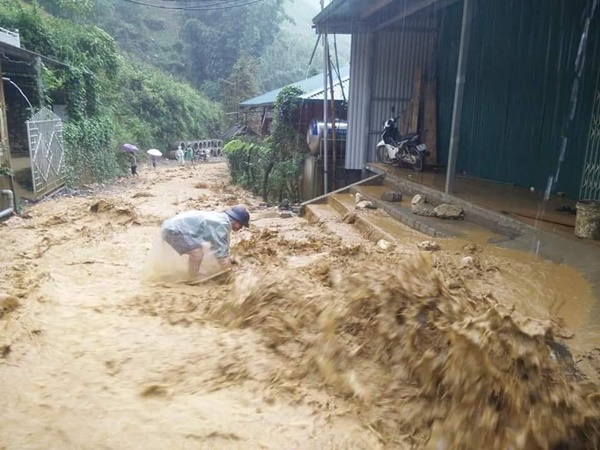 chum anh nuoc ngap thanh bien nhieu xa o lao cai co lap hoan toan