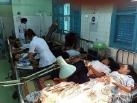 hai chi em nhap vien suc ruot sau khi uong tra sua