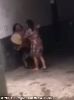 ga con trai troi danh nhet co vao mieng me