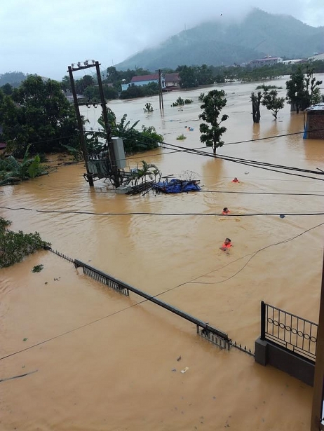 Cập nhật tình hình mưa lũ: Ô tô rẽ sóng trên phố ở Hà Nội, Phú Thọ nước ngập hơn nửa nhà cap nhat tinh hinh mua lu noi thuyen mung thay o to re song tren pho noi nguoi di duong phai mac ao phao