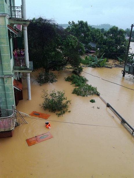 Cập nhật tình hình mưa lũ: Ô tô rẽ sóng trên phố ở Hà Nội, Phú Thọ nước ngập hơn nửa nhà cap nhat tinh hinh mua lu noi thuyen mung thay o to re song tren pho noi nguoi di duong phai mac ao phao