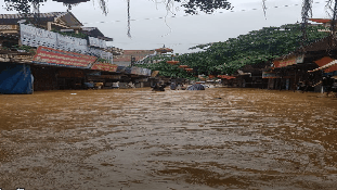 boi ra cuu chau be pho bi thu bi nuoc lu cuon troi tu vong