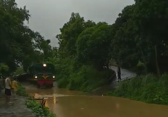 sung sot ngo doan tau hoa lao vun vut tren song