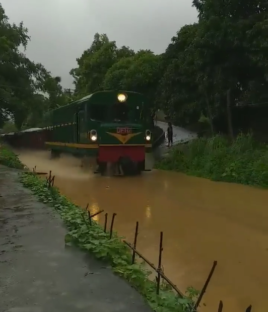 sung sot ngo doan tau hoa lao vun vut tren song