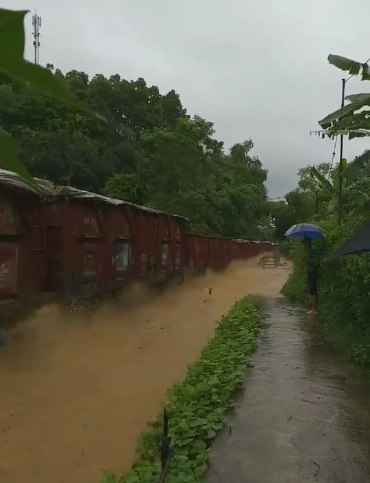 sung sot ngo doan tau hoa lao vun vut tren song