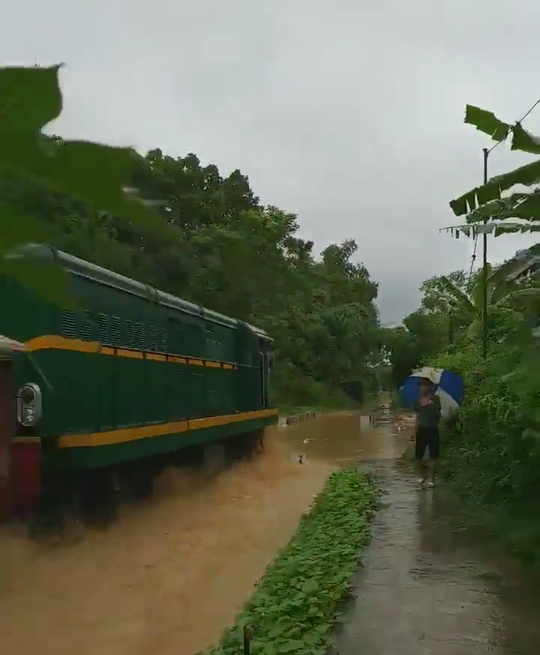 sung sot ngo doan tau hoa lao vun vut tren song
