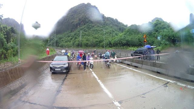 quang ninh ngap sau toi hon 1 m tai deo but