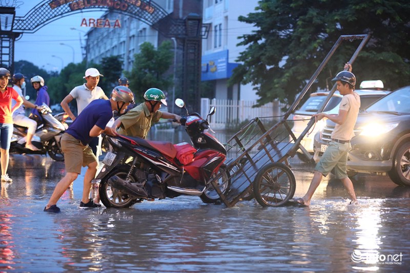 sau nua ngay ngap lut dai lo thang long van chua rut nuoc