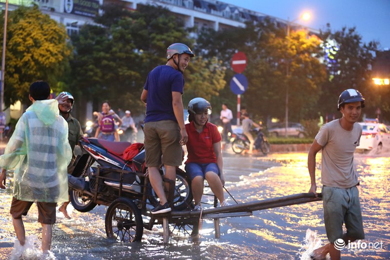 sau nua ngay ngap lut dai lo thang long van chua rut nuoc
