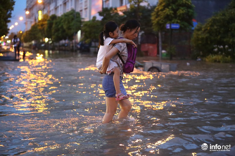 sau nua ngay ngap lut dai lo thang long van chua rut nuoc