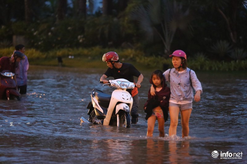 sau nua ngay ngap lut dai lo thang long van chua rut nuoc