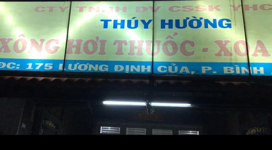 video bat qua tang tiep vien tam tien kich duc cho khach