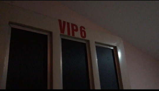 video bat qua tang tiep vien tam tien kich duc cho khach
