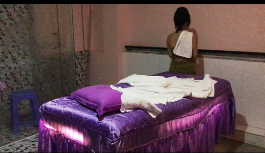 video bat qua tang tiep vien tam tien kich duc cho khach