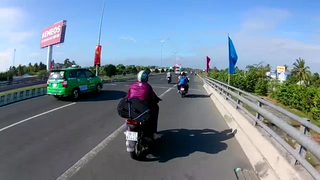 clip phan no cap doi di sh gay tai nan cho ca gia dinh roi bo chay