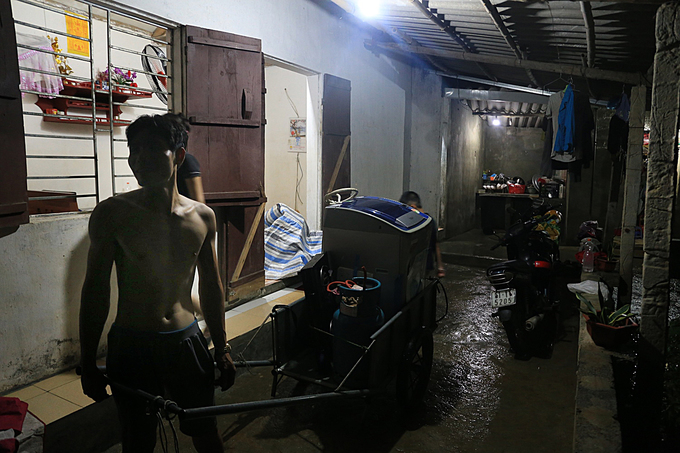 nguoi dan ngoai thanh ha noi trang dem dam mua chay lu