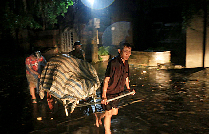 nguoi dan ngoai thanh ha noi trang dem dam mua chay lu