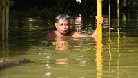 15 phut mua giua trua cung khien ha noi ngap
