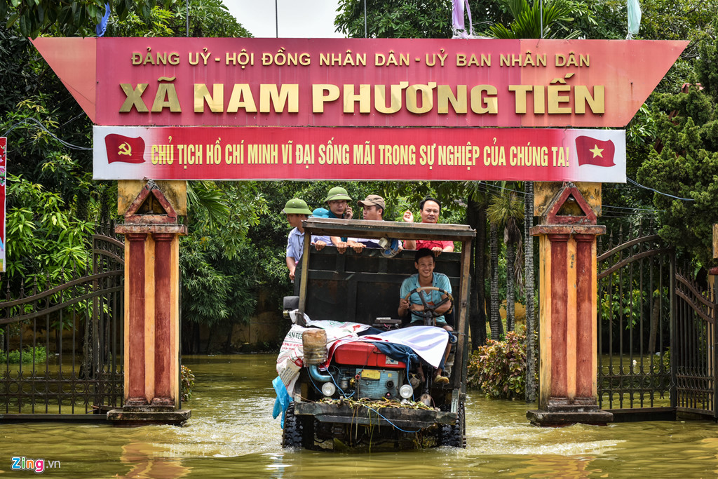 hon 800 ho o ha noi van bi co lap trong nuoc lu dan boi truoc cua nha