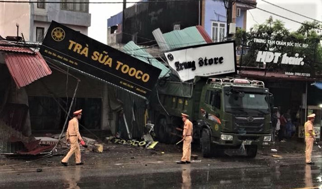 oto tong sap nhieu nha dan 2 me con tu vong tai cho