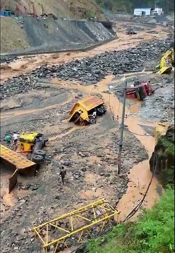 Sau 6 ngày, hiện trường nơi vỡ đập thủy điện ở Lào vẫn ngổn ngang sau 6 ngay hien truong noi vo dap thuy dien o lao van ngon ngang