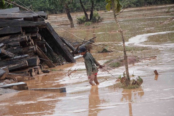 Sau 6 ngày, hiện trường nơi vỡ đập thủy điện ở Lào vẫn ngổn ngang sau 6 ngay hien truong noi vo dap thuy dien o lao van ngon ngang