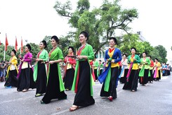 5.000 người diễu hành kỷ niệm 10 năm Hà Nội mở rộng