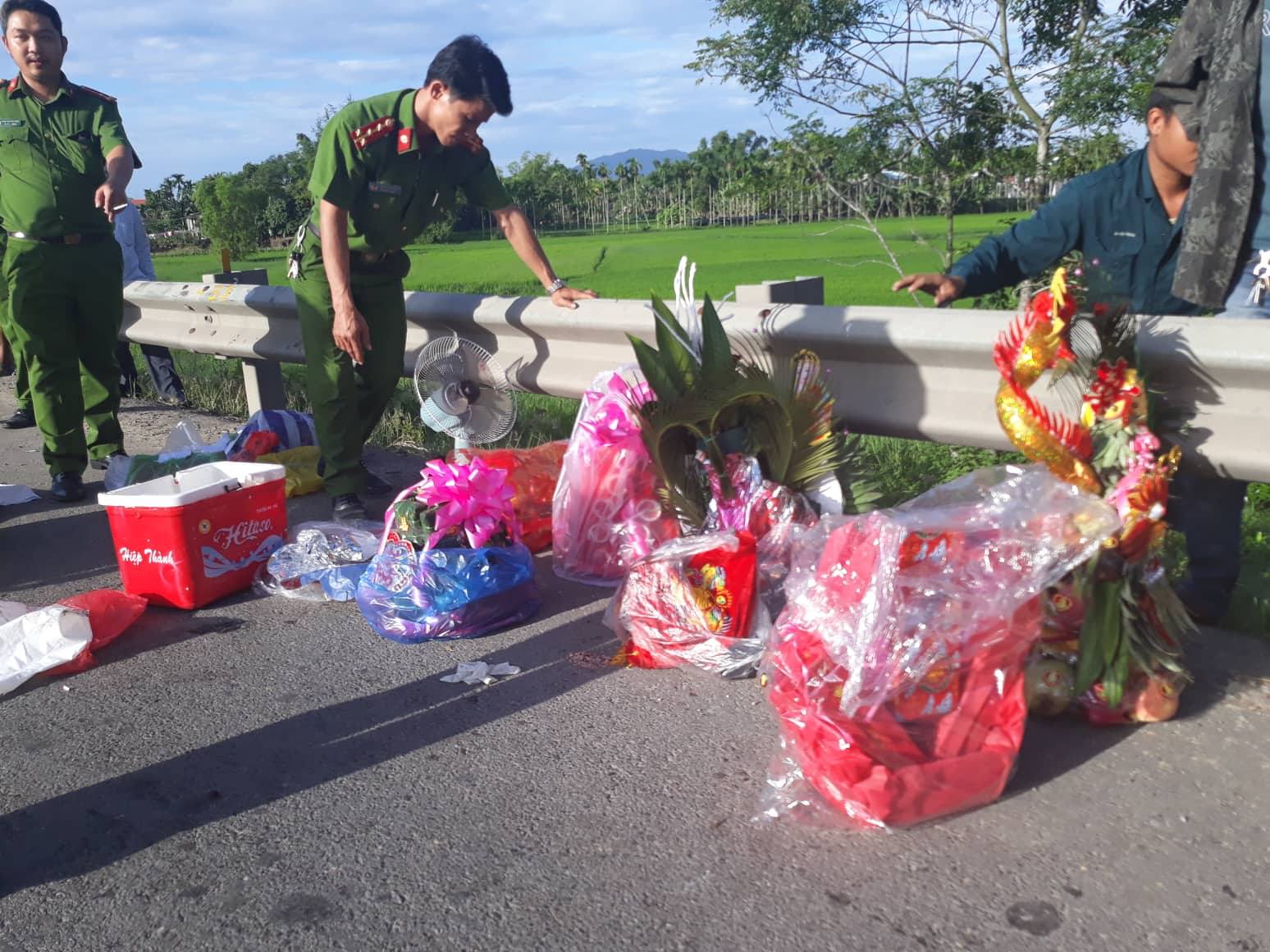 chu re va 12 nguoi di ruoc dau tu vong khi xe khach dam xe container o quang nam