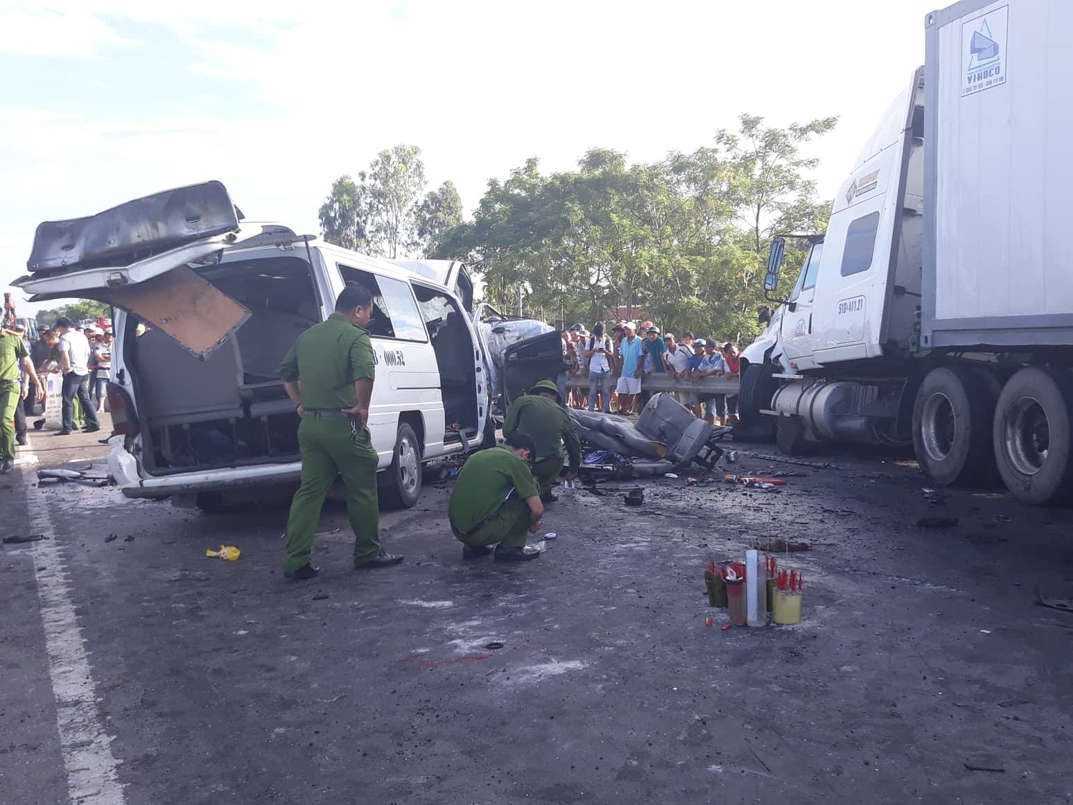 chu re va 12 nguoi di ruoc dau tu vong khi xe khach dam xe container o quang nam