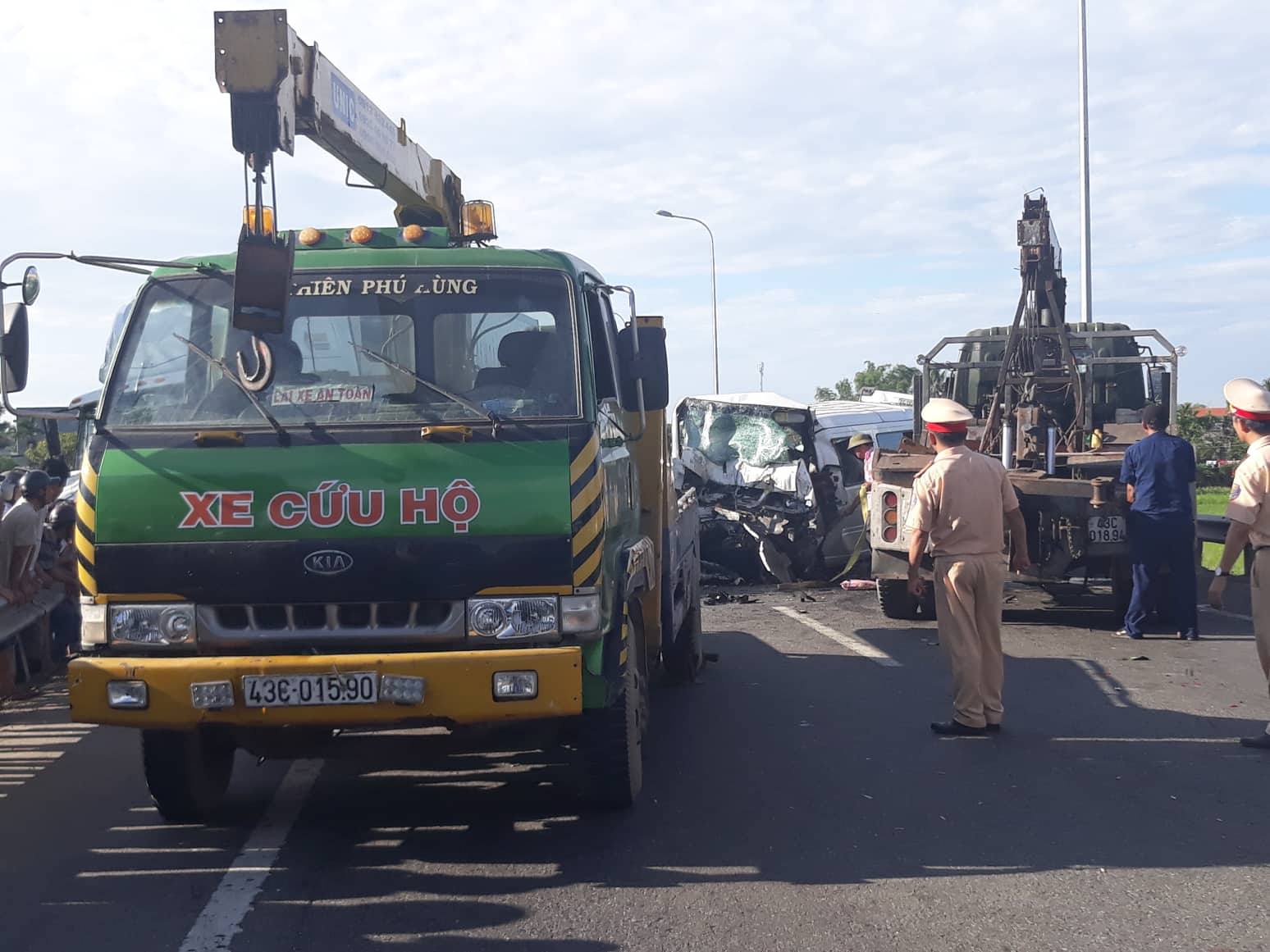 chu re va 12 nguoi di ruoc dau tu vong khi xe khach dam xe container o quang nam