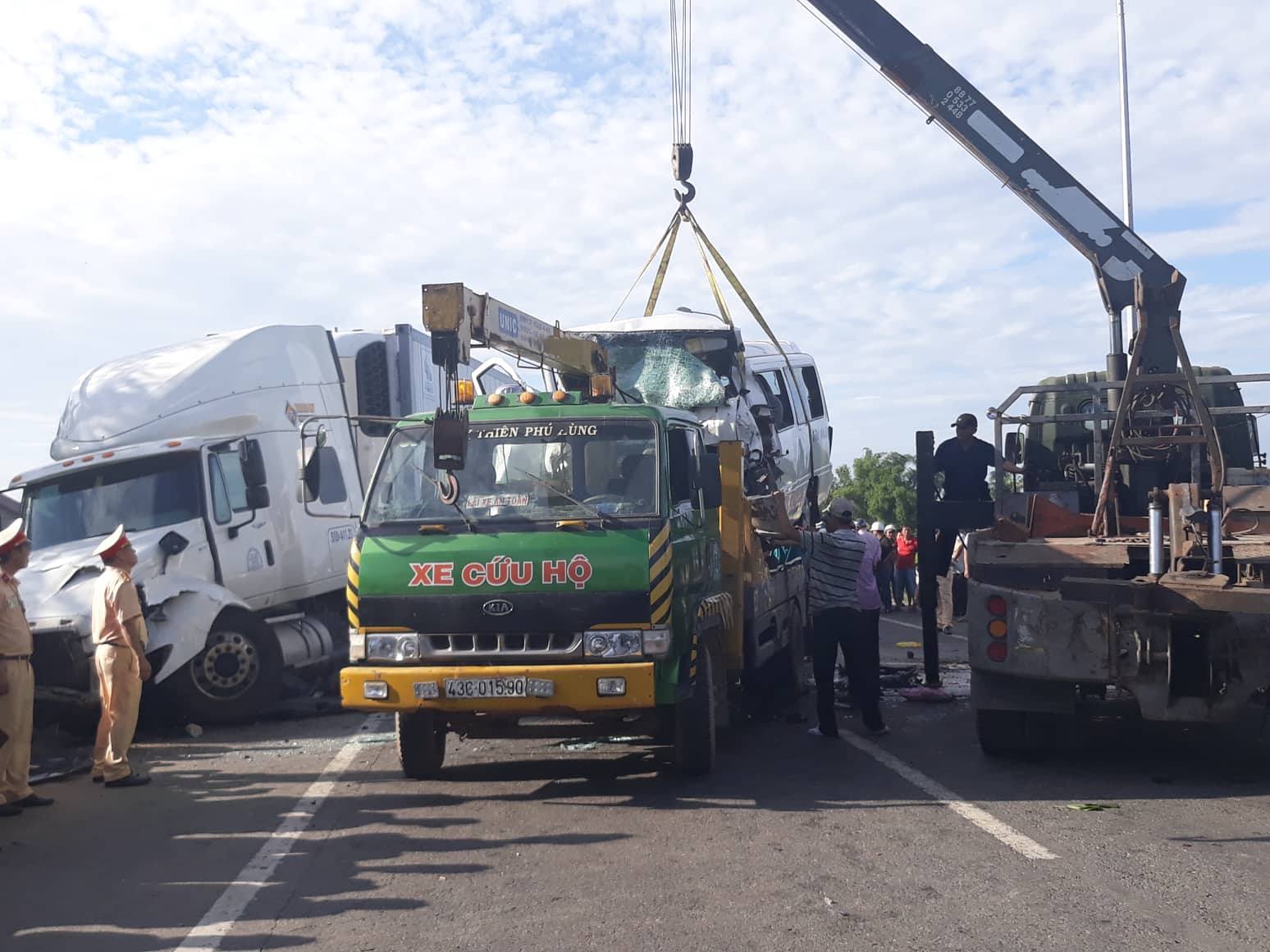 chu re va 12 nguoi di ruoc dau tu vong khi xe khach dam xe container o quang nam