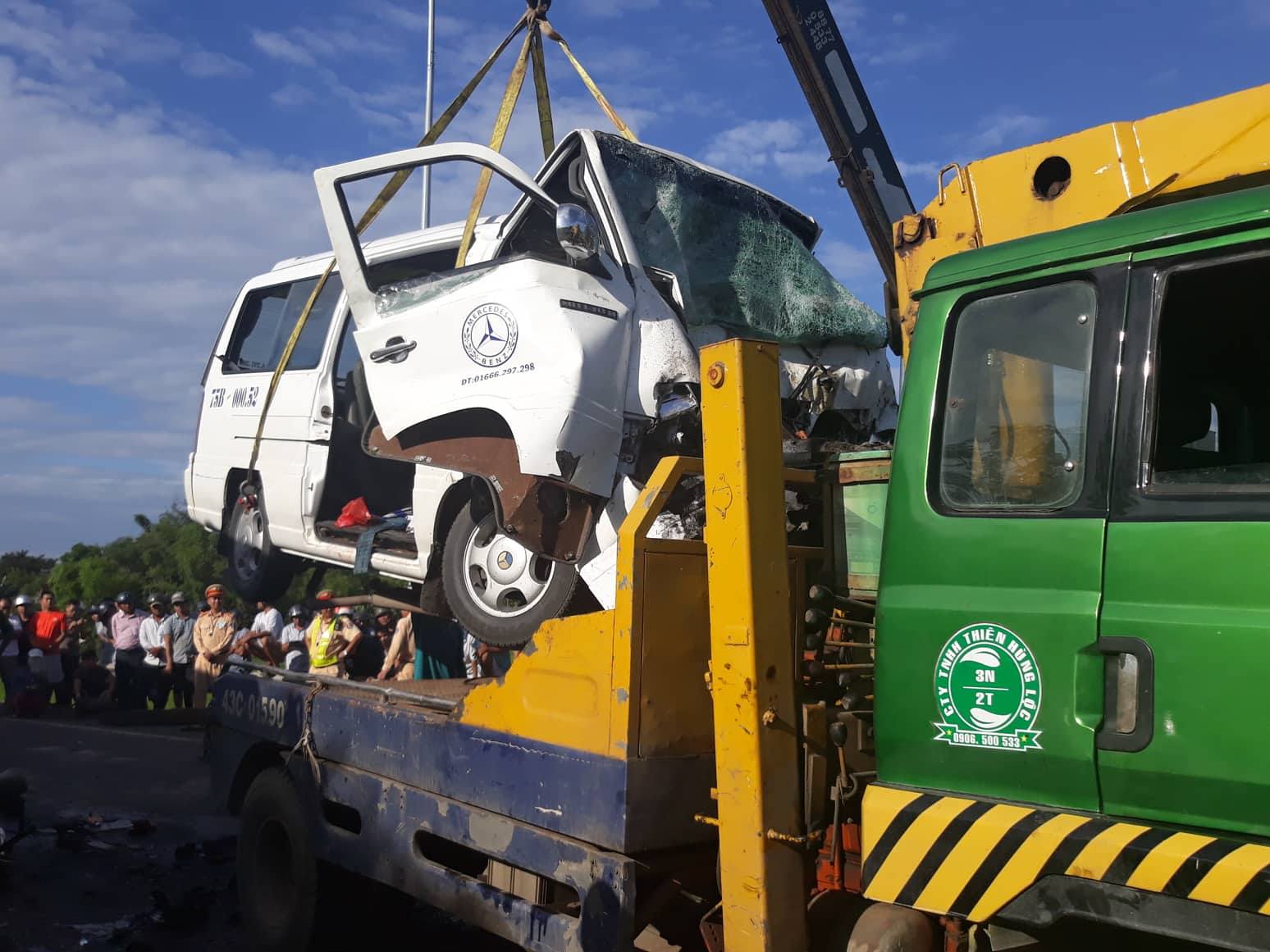 chu re va 12 nguoi di ruoc dau tu vong khi xe khach dam xe container o quang nam