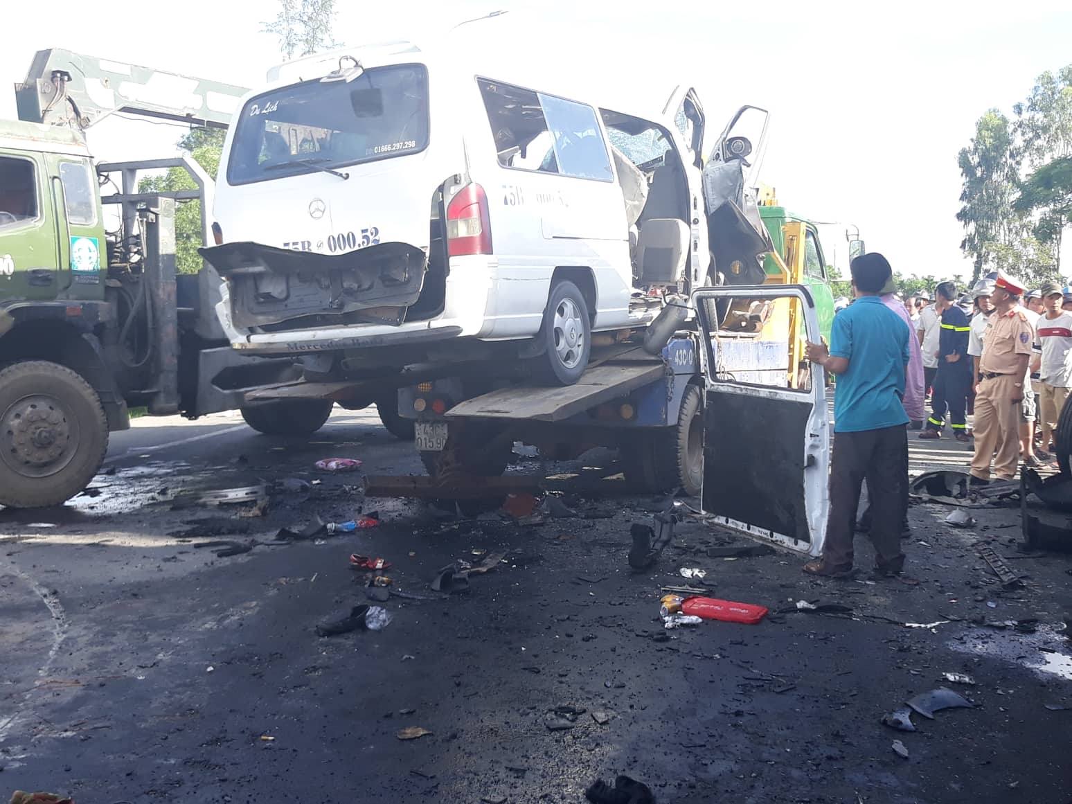 chu re va 12 nguoi di ruoc dau tu vong khi xe khach dam xe container o quang nam