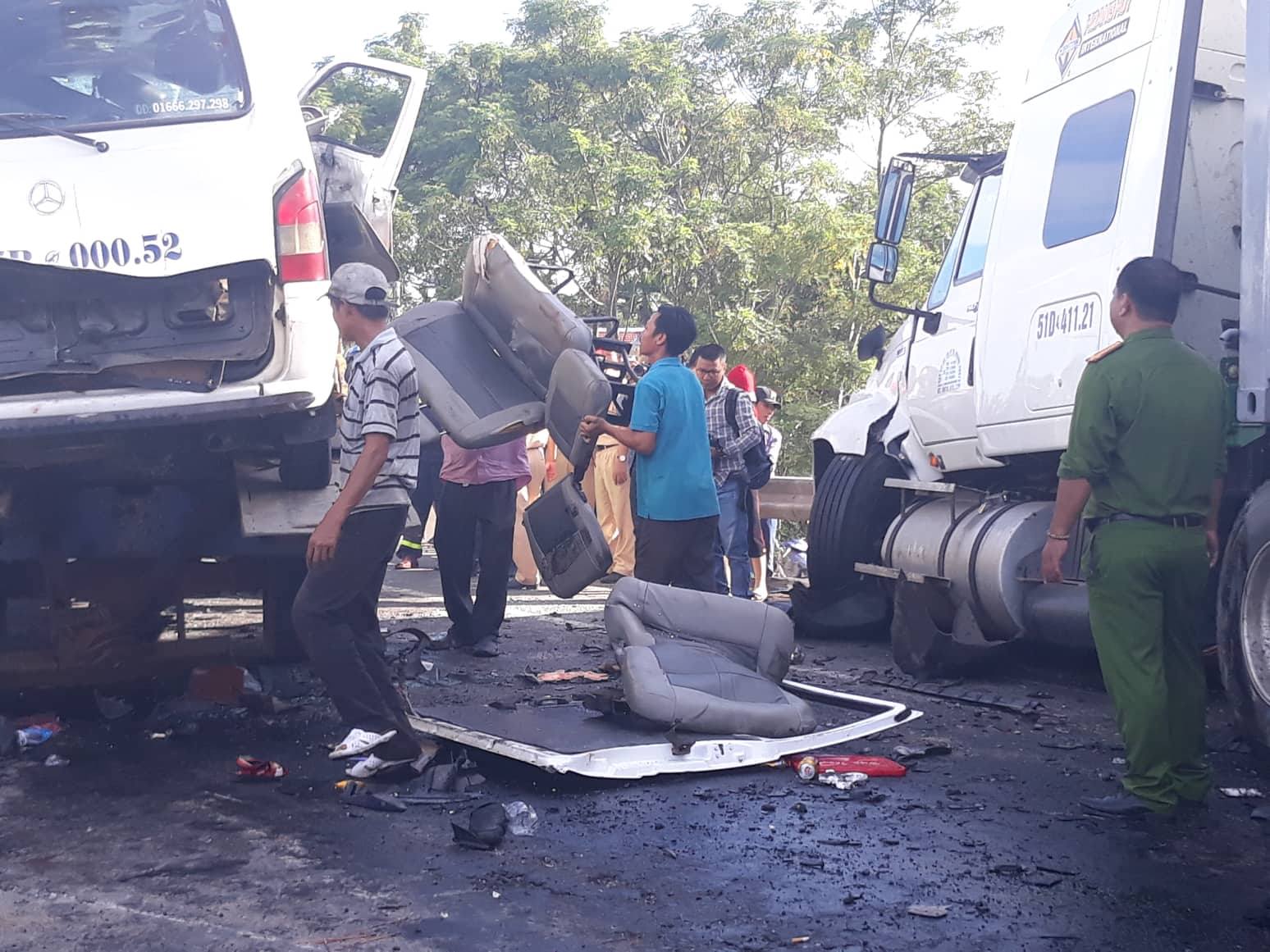 chu re va 12 nguoi di ruoc dau tu vong khi xe khach dam xe container o quang nam